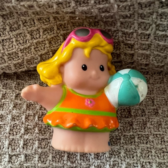 🌸 3/$15 bundle🌸 Fisher-Price Little People Beach Ball Blonde Girl Figure - Picture 1 of 3